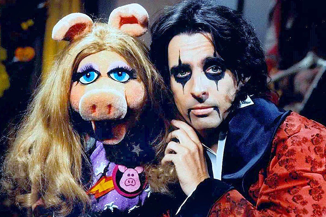 Alice Copper and Miss PiggyAlice Cooper & The Muppets - 